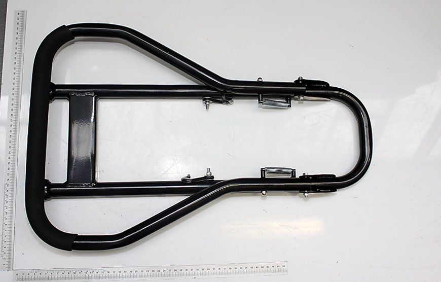 Handgriff kpl. von Scheppach, gezeigt von der Seite auf weißem Hintergrund.