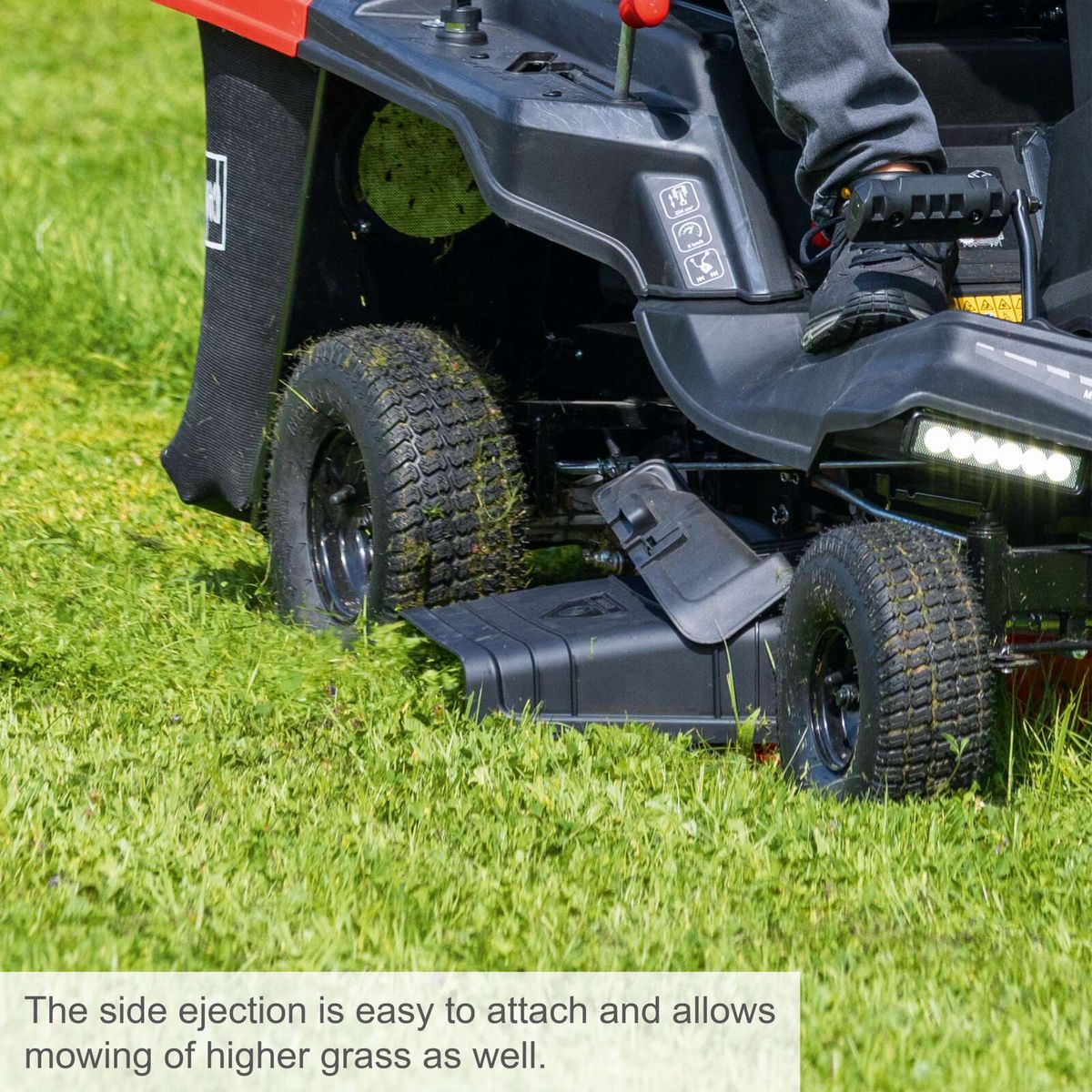 The Scheppach petrol ride-on lawnmower MR225-61 features an easy-to-attach side ejection, allowing mowing of higher grass as well.