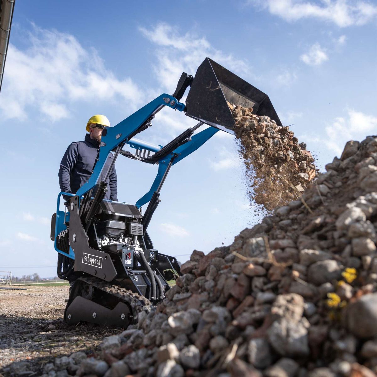 Kompaktladung mit Arbeitsbühne, die Baumaterialien transportiert und ablegen kann