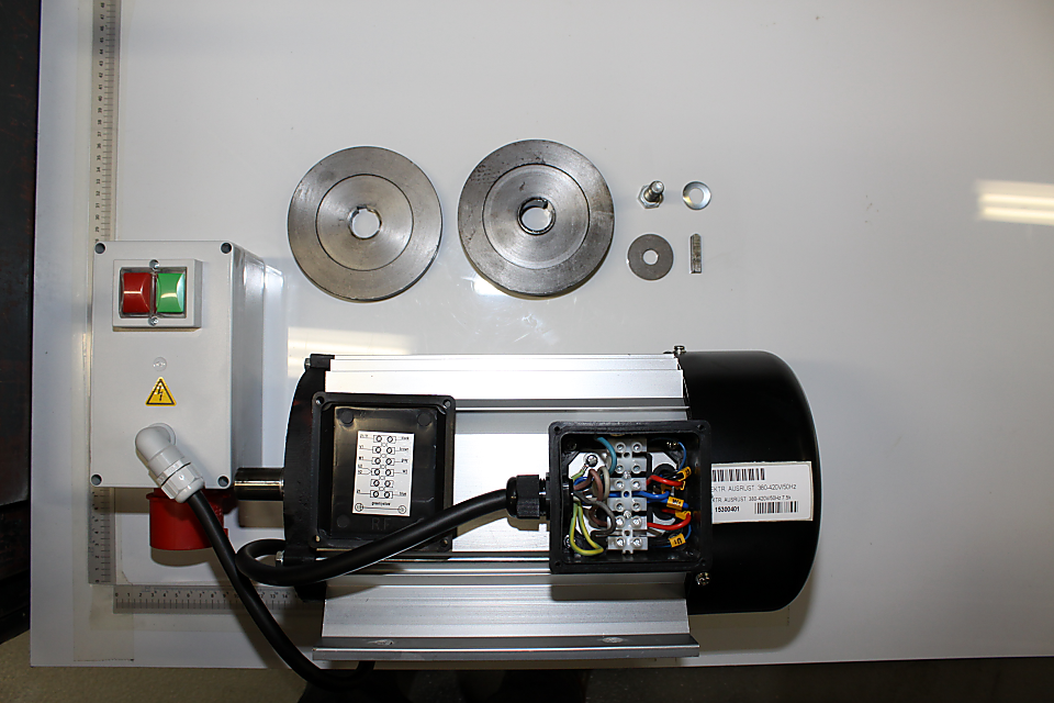 Elektrische Ausrüstung von Scheppach mit Antriebseinheit, Steuerbox und mechanischen Komponenten (Riemen, Scheiben, Bolzen) für 380-420V/50Hz