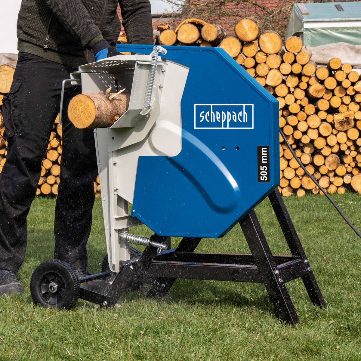 Die Wippsäge HS510 von Scheppach mit 505 mm Schnittbreite. Die Säge verfügt über einen robusten Stahlrahmen und ist für den Einsatz mit 230V 50Hz 3000W ausgelegt. Sie eignet sich ideal zum Schneiden von Holzscheiten.