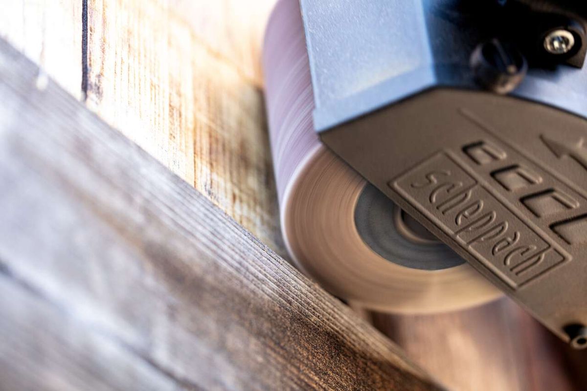 Detailansicht einer Schleiflamellenbürste mit rotem Band für Schleifwerkzeug