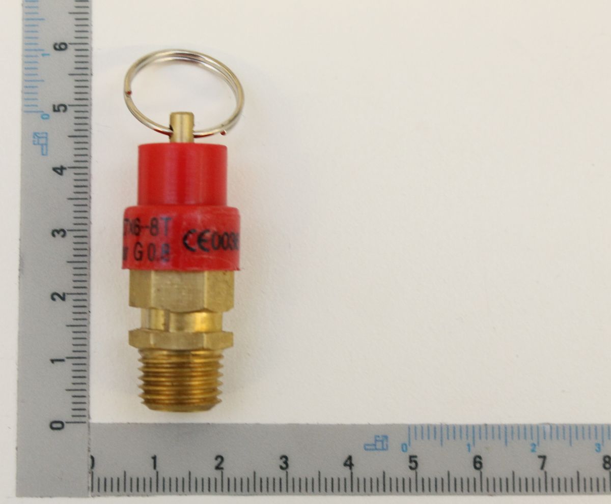 Sicherheitsventil 8 Bar / G 1/4 von Scheppach, Ansicht von vorne, mit Messskala im Hintergrund.