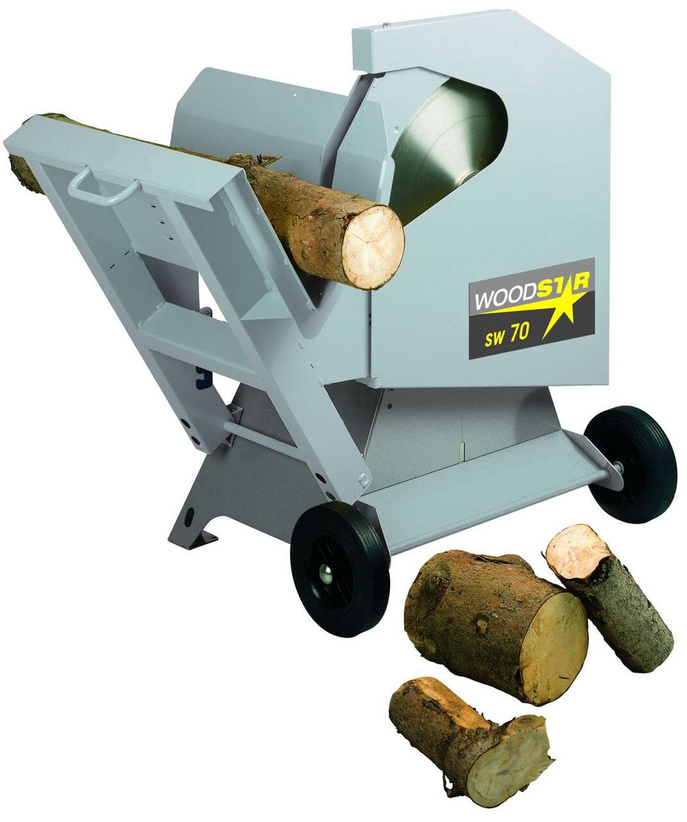 WIPPKREISSÄGE sw 70 Woodster von Scheppach. Die Maschine ist von der Seite mit Blick auf die Rückseite zu sehen. Im Vordergrund liegen geschnittene Holzstücke.