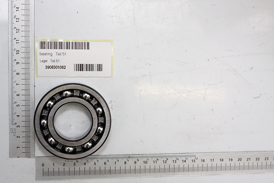 Wälzlager (Teil 51) mit integrierten Schrauben für Lagerung und Führung