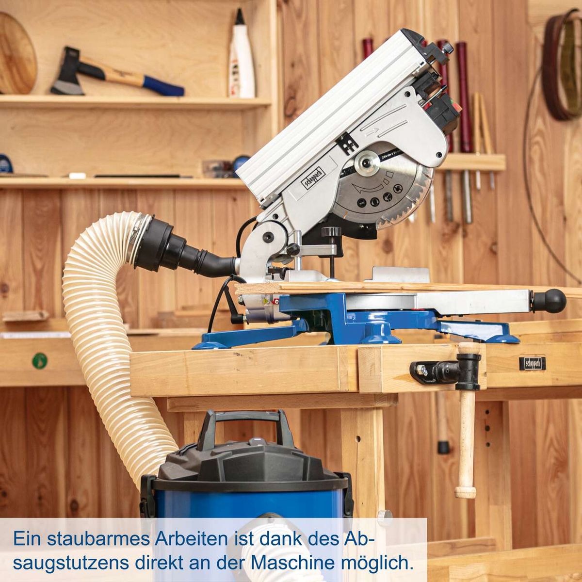 Die Tisch-Kappsäge HM100T von Scheppach ermöglicht staubarmes Arbeiten dank integriertem Absaugstutzen direkt an der Maschine.