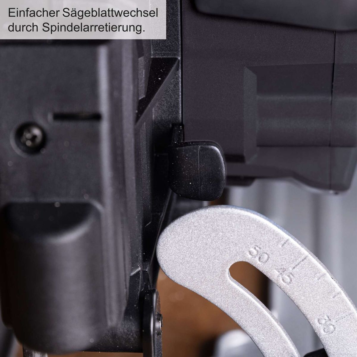 Einfacher Sägeblattwechsel durch Spindelarretierung bei der Akku-Handkreissäge C-HKS169BE-X von Scheppach.