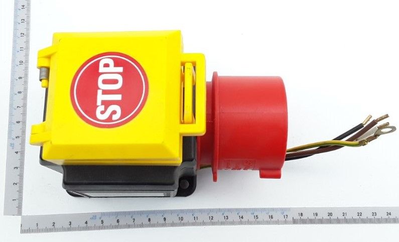 Scheppach SSKMSS 400V MSS 10A Uc400V KB 04 400V / 50Hz Schalter mit roter und gelber Abdeckung, Kabel und Stop-Schilderaufkleber. Der Schalter ist von der Seite zu sehen.