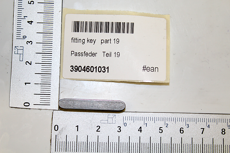 Passfeder 31.95x5x5mm, Teil 19, mit EAN-Code 3904601031, daneben ein Lineal zur Größenveranschaulichung.