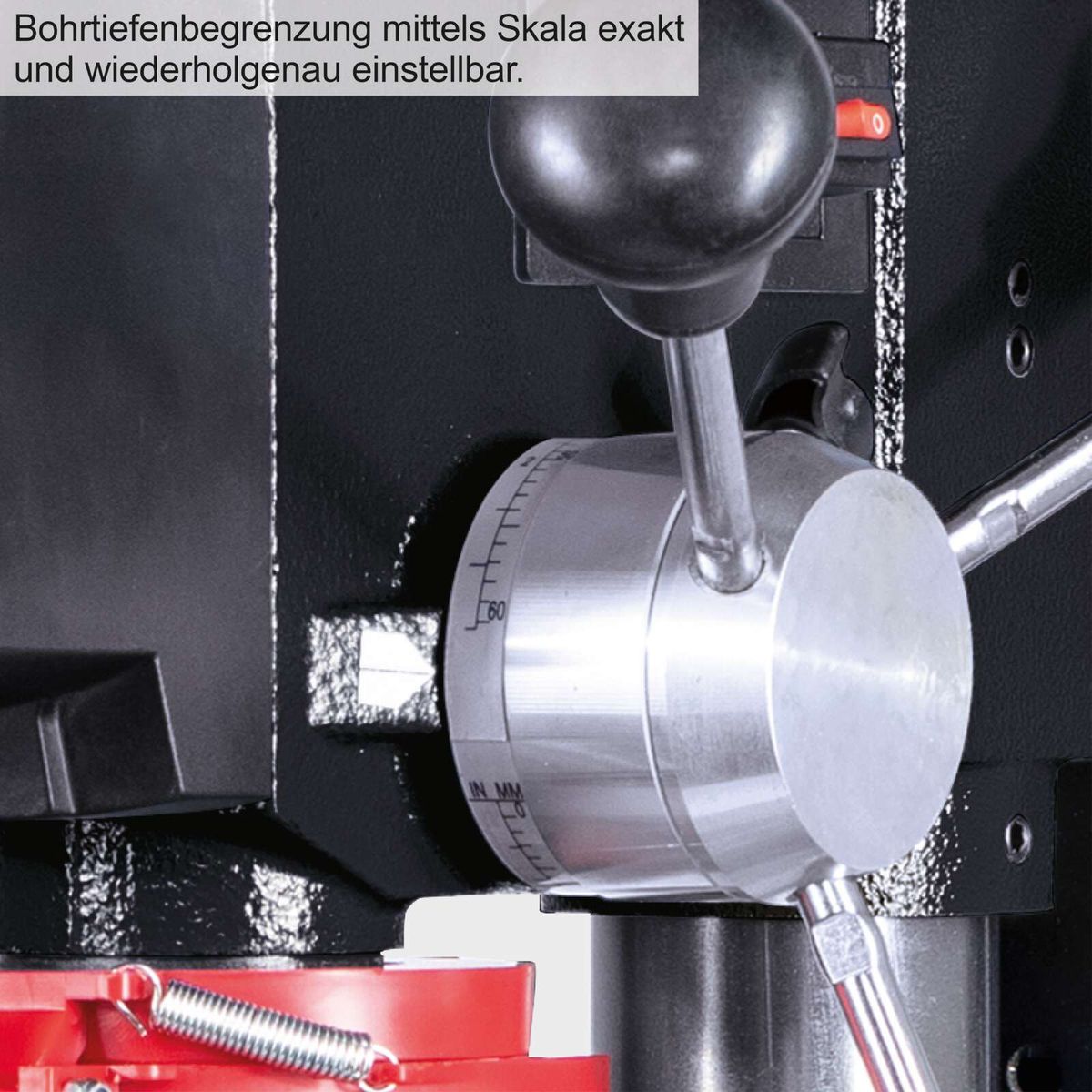 Die Bohrtiefenbegrenzung der Tischbohrmaschine BTD19Vario-BE von Scheppach ist exakt einstellbar und ermöglicht präzises Arbeiten. Die Skala erlaubt eine feine Justierung der Bohrtiefe für verschiedene Materialien wie Holz, Metall und Kunststoff.
