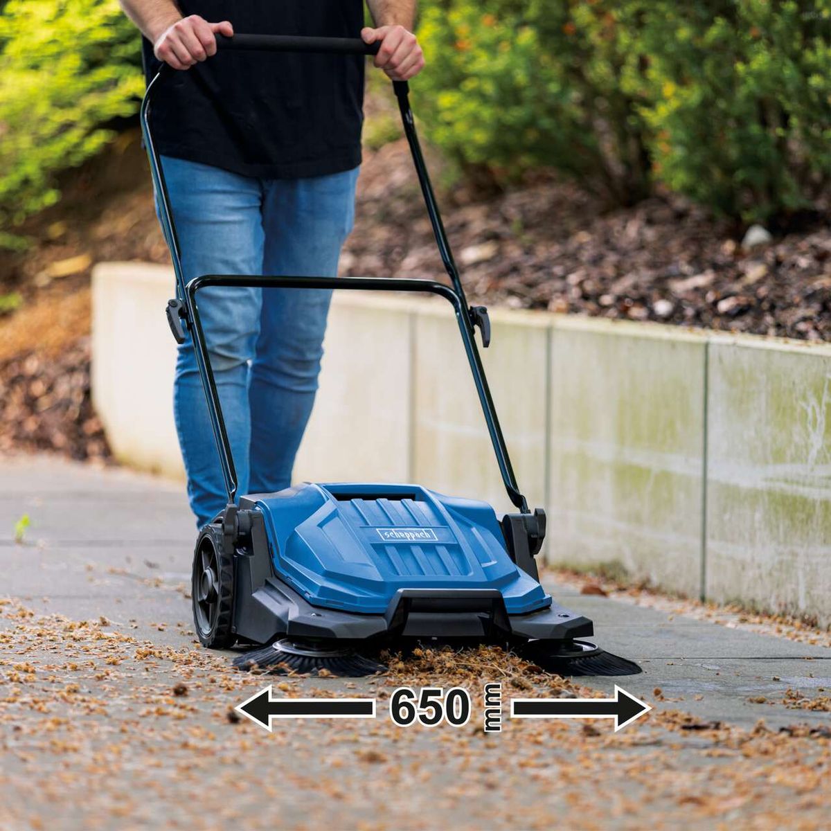 Die Kehrmaschine S800 von Scheppach hat eine Kehrbreite von 650 mm und eine Flächenleistung von 2600 m²/h. Sie verfügt über einen 20-Liter-Fangkorb und drei Bürsten.