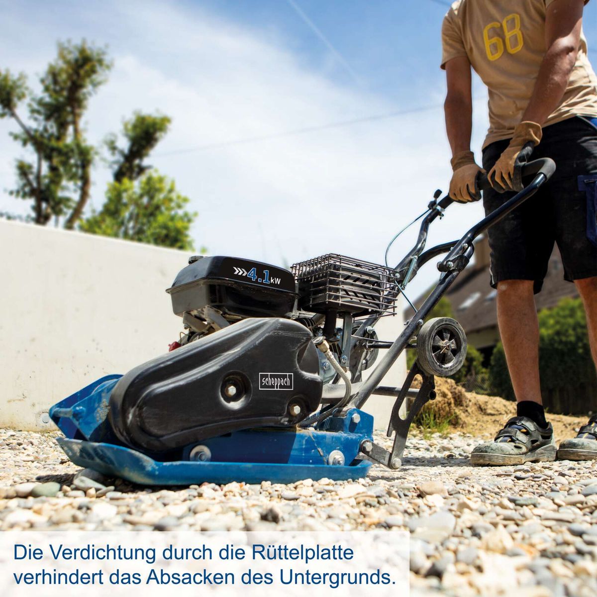 Die Verdichtung durch die Rüttelplatte verhindert das Absacken des Untergrunds.