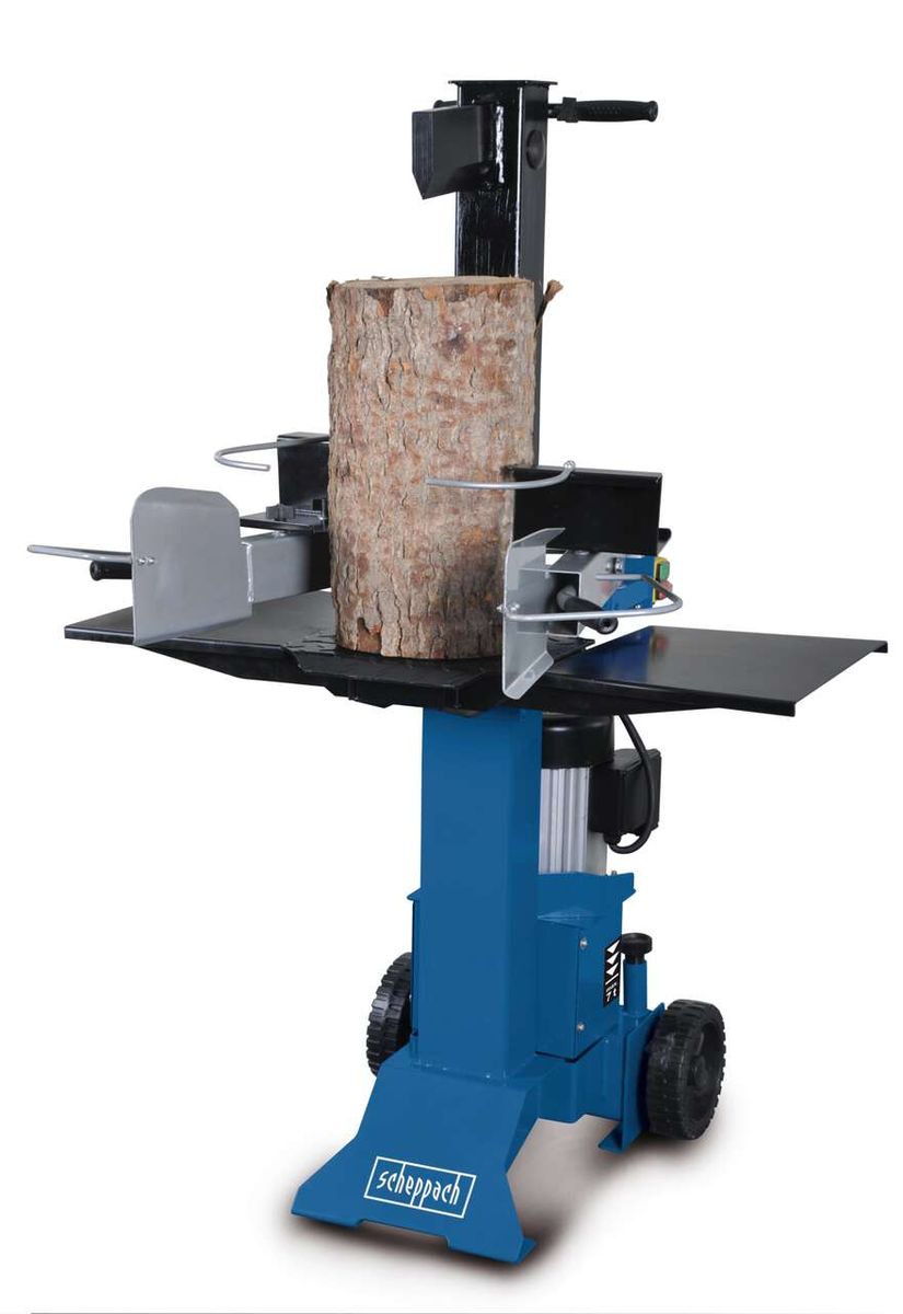 Scheppach Holzspalter HL730 im Einsatz mit Baumstamm. Der Holzspalter steht auf einer stabilen Basis mit Rädern. Die Spalthub ist sichtbar und ein Holzblock wird gespalten.