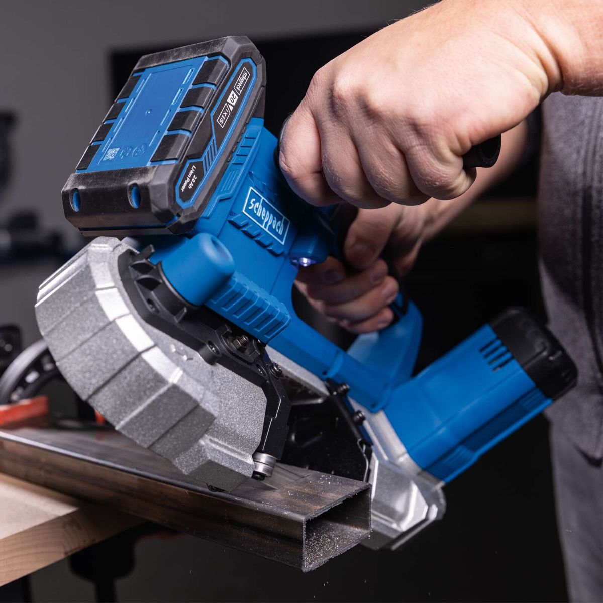 Akku-Metallbandsäge mit Anzeige für Drehzahl und Schnittleistung