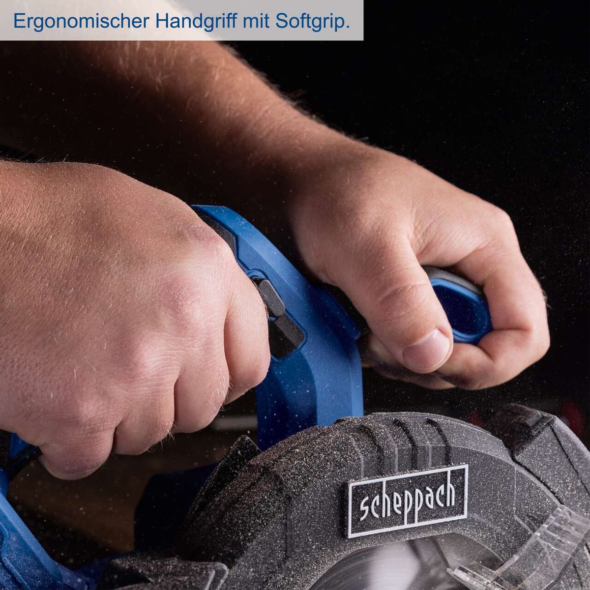 Die Akku-Handkreissäge C-HCS165-X von Scheppach verfügt über einen ergonomischen Handgriff mit Softgrip für komfortables Arbeiten.