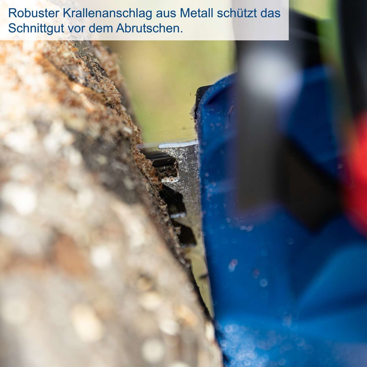 Robuster Krallenanschlag aus Metall schützt das Schnittgut vor dem Abrutschen.