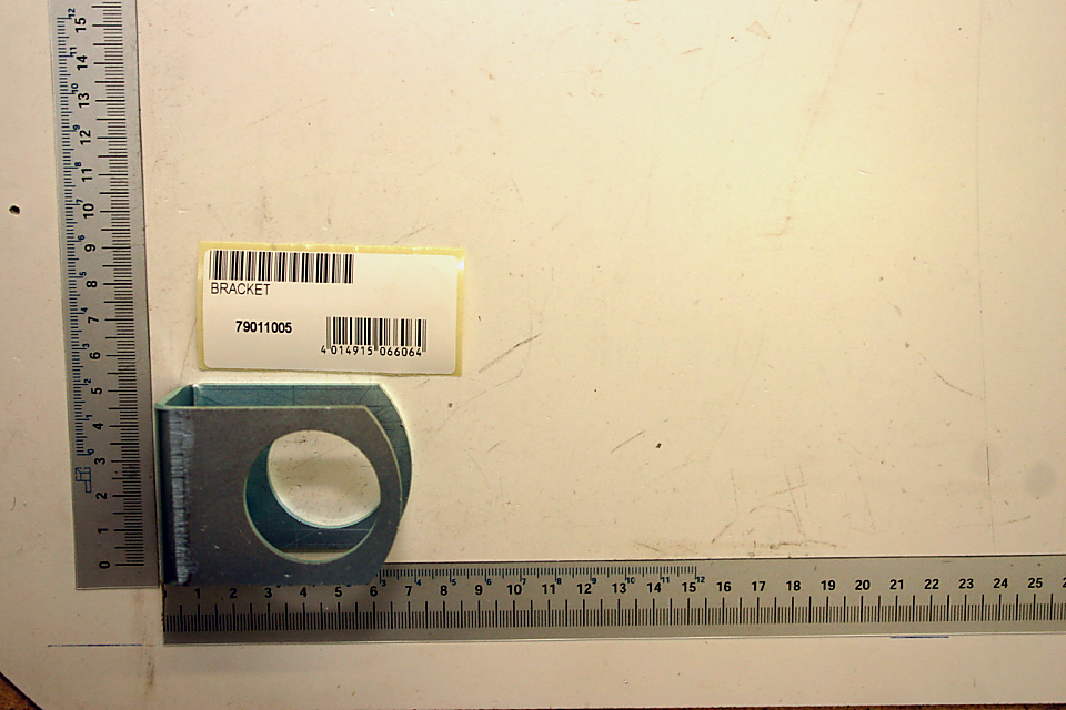 Haltebügel von Scheppach, Artikelnummer 79011005, von der Seite fotografiert.