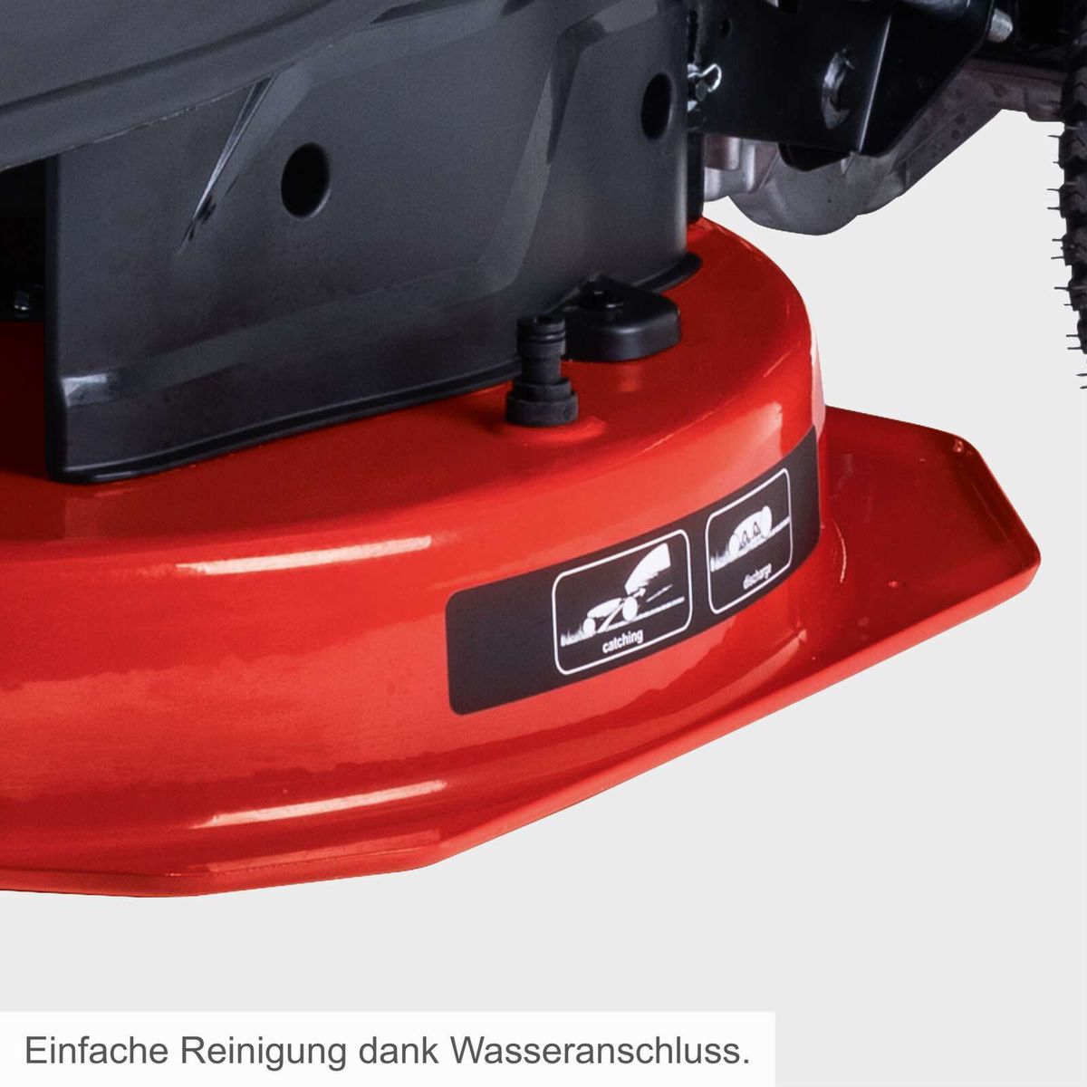 Der Benzin-Aufsitzrasenmäher MR225-61 von Scheppach bietet einfache Reinigung dank Wasseranschluss und einen Fangsack mit 150 Litern Fassungsvermögen. Der Mäher verfügt über einen Elektrostarter und vier Vorwärtsgänge.