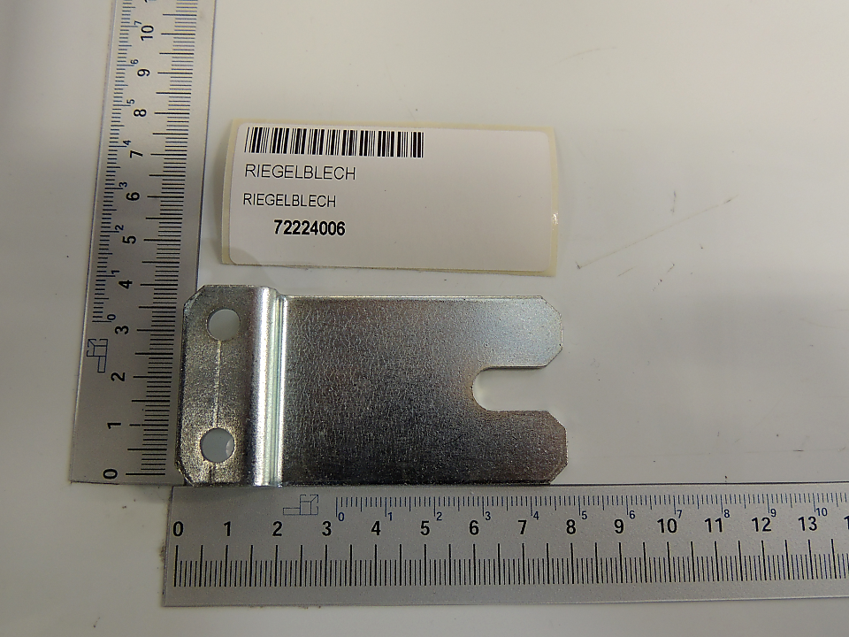 Riegelblech von Scheppach, Artikelnummer 72224006, gezeigt von der Seite mit einem Lineal zur Größenveranschaulichung.