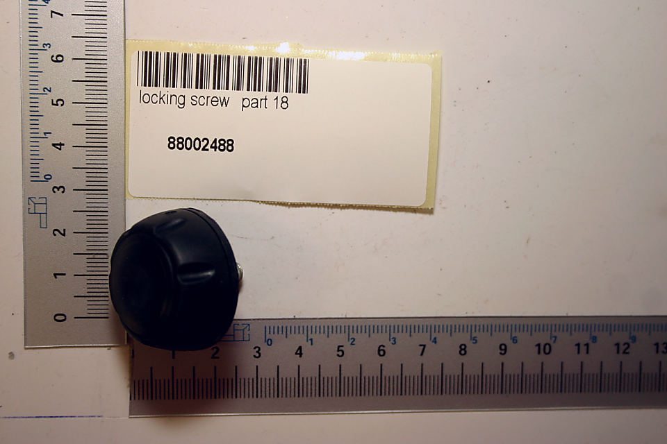 Feststellschraube (Teil 18) mit Beschriftung und Barcode
