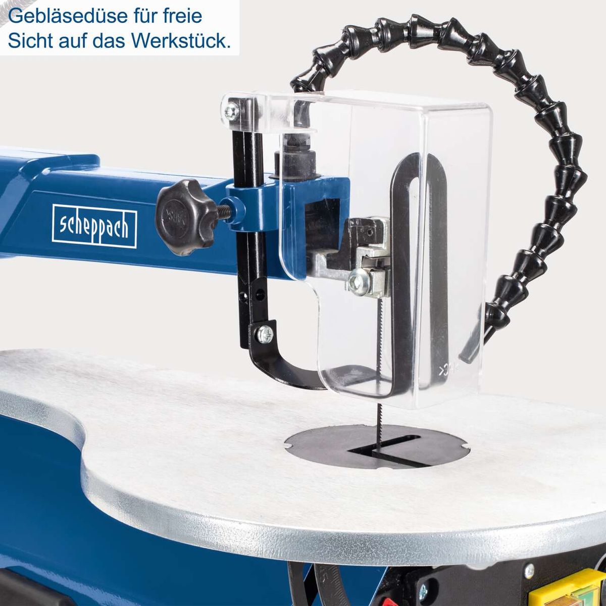 Die Gebläsedüse der Dekupiersäge SD1600V Scheppach ermöglicht eine freie Sicht auf das Werkstück.