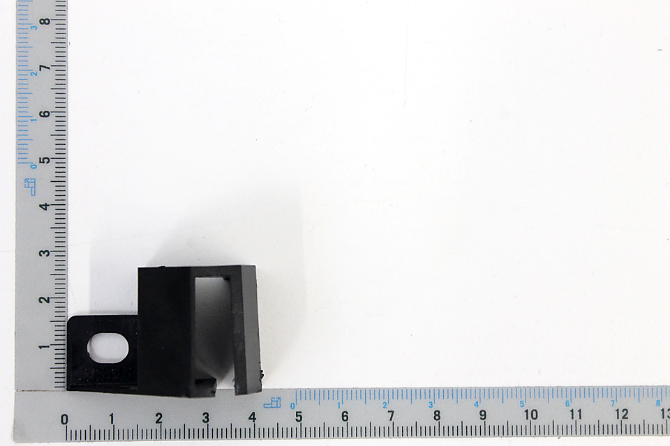 Kunststoffführung 4901504018, Ansicht von vorne. Die Kunststoffführung ist ein schwarzes Kunststoffteil mit einem runden Loch und einer rechteckigen Öffnung.