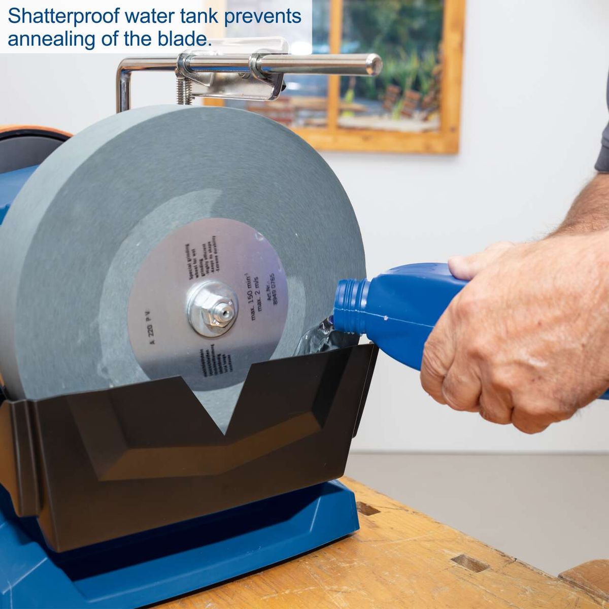 The Scheppach wet grinding system TIGER 5000S features a shatterproof water tank that prevents annealing of the blade.