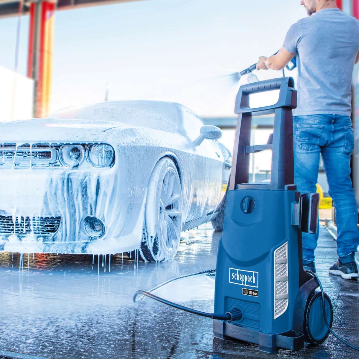 Der Scheppach Elektro-Hochdruckreiniger HDR165-26 hat einen maximalen Druck von 165 bar und eine Fördermenge von 500 Litern pro Stunde. Er ist ideal für die Reinigung von Fahrzeugen, Gehwegen und anderen Oberflächen.