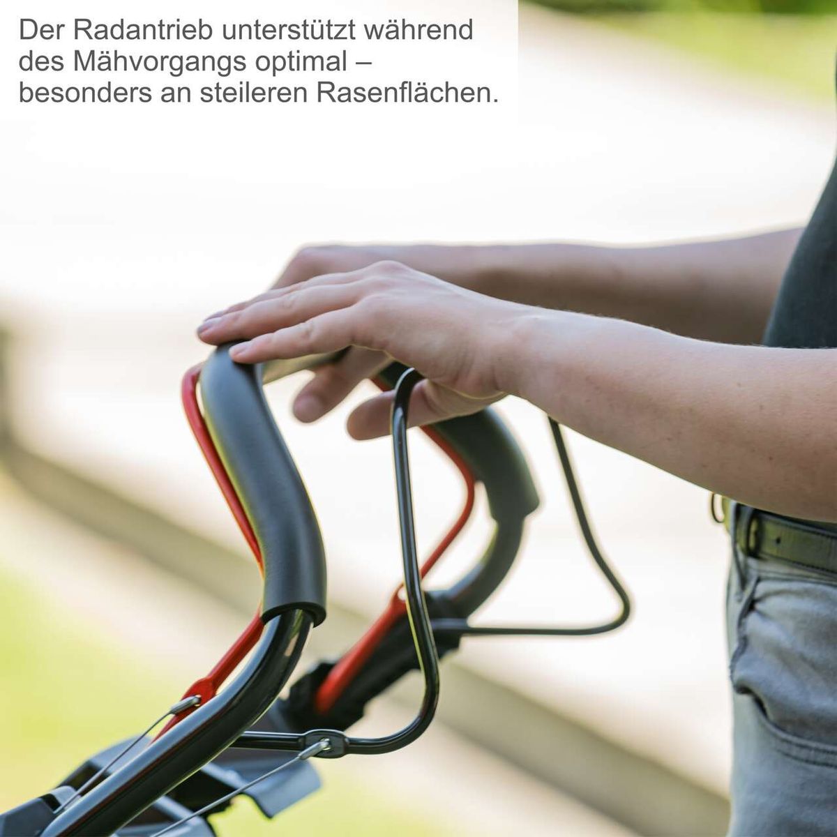 Der Radantrieb unterstützt optimal während des Mähvorgangs, besonders an steileren Rasenflächen.