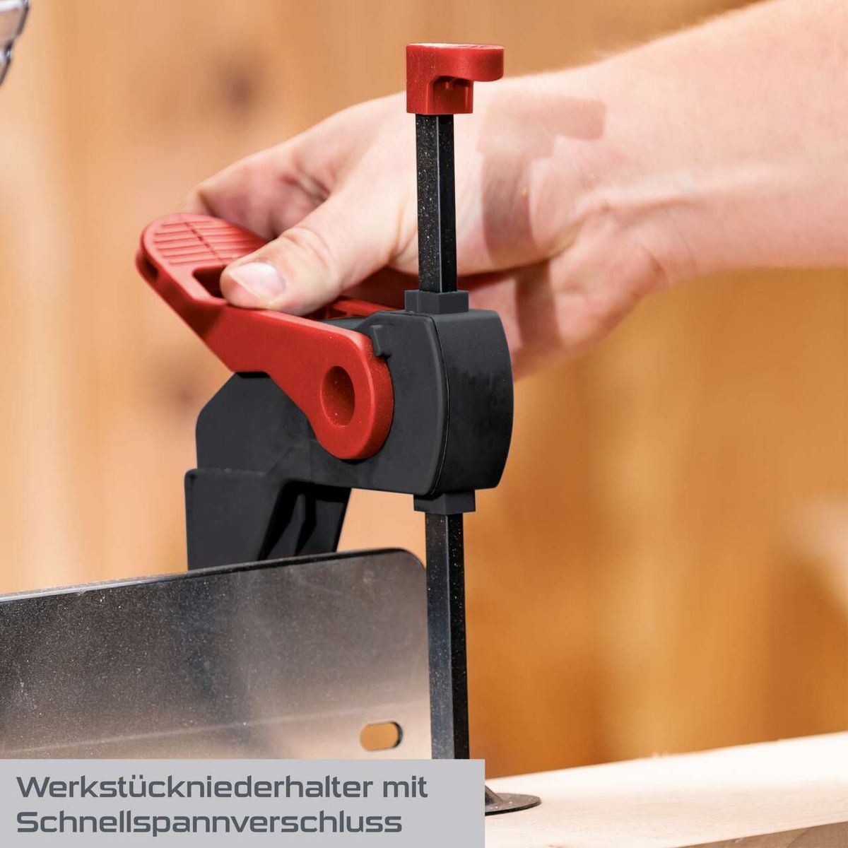 Werkstückniederhalter mit Schnellspannverschluss für präzises Arbeiten an der Kapp-Zugsäge PX-KZS-305PA Practixx.