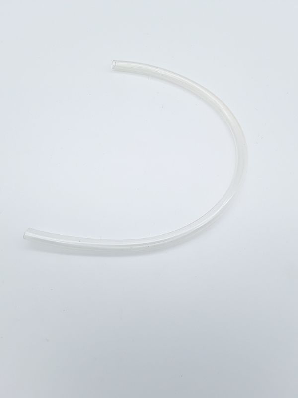 Ein weißer Plastikschlauch, der leicht gebogen ist und von der Seite gezeigt wird.