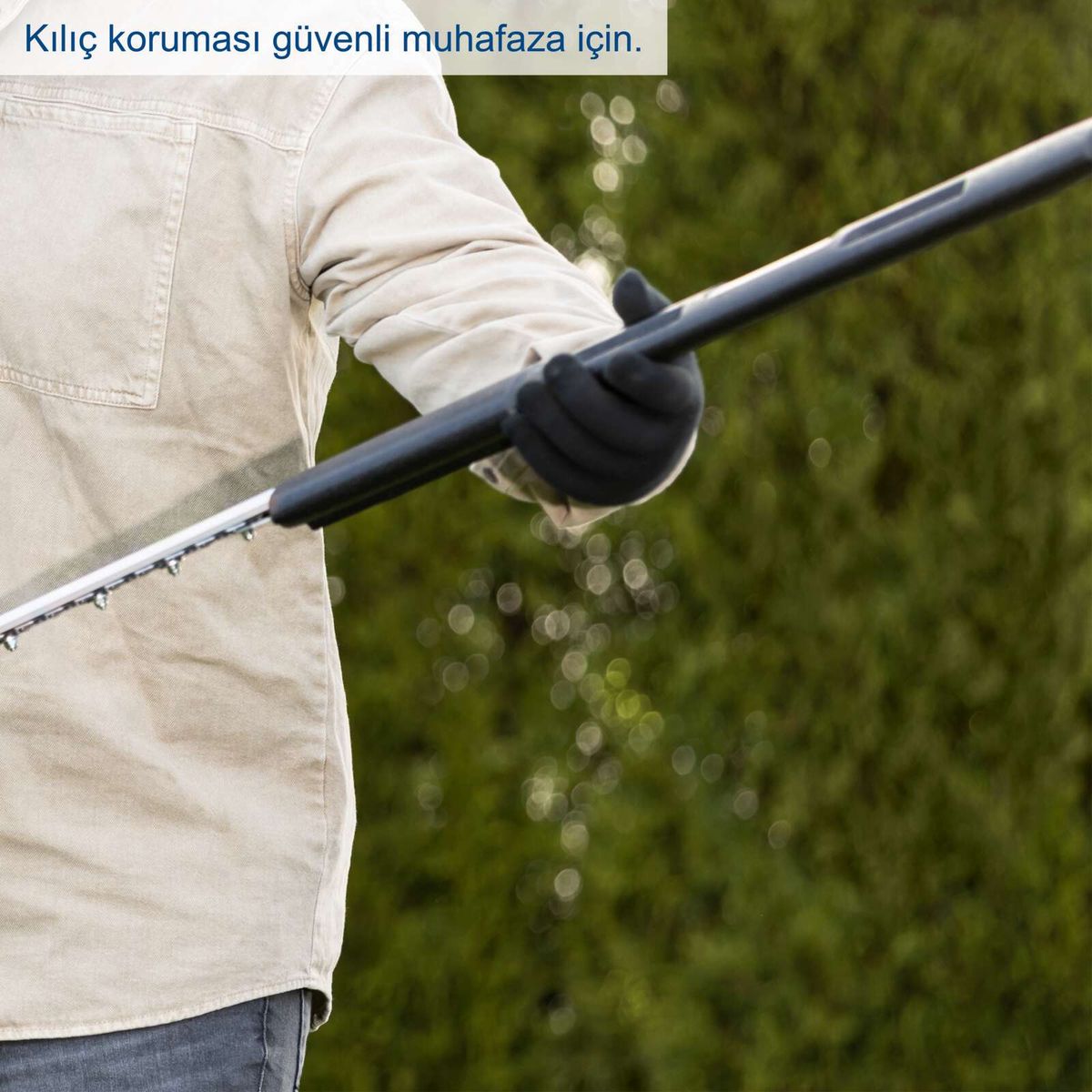 Die Akku-Heckenschere C-HT570-X von Scheppach bietet eine Schnittlänge von 510 mm und eine Schnittstärke von 16 mm. Das Schwert misst 560 mm. Die Klinge ist für eine sichere Handhabung ausgelegt.