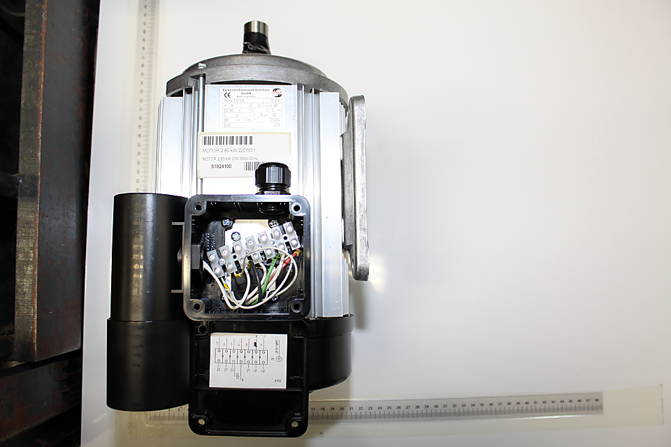 Elektromotor 220-240V/50Hz 2690rpm 2000W CB 50uf/450V, Ansicht von vorne mit offenem Gehäuse und Kabelanschlüssen.