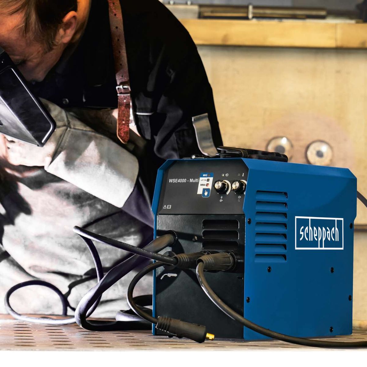 Das Multischweißgerät WSE4000 von Scheppach unterstützt MIG, MMA und TIG Schweißverfahren. Es arbeitet mit 230V und bietet eine maximale Stromstärke von 120A. Das Gerät wird mit zwei Schweißdüsen geliefert.