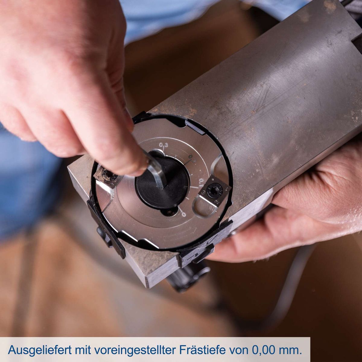 Lackfräse LFR720 mit voreingestellter Frästiefe von 0,00 mm. Inklusive 4 Wendemesser und stufenloser Einstellung der Frästiefe bis 0,3 mm. Softgrip-Oberfläche für besseren Halt.