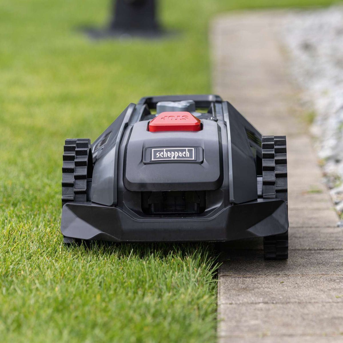 Der Scheppach Mähroboter RRMA300 mit Regensensor und Kantenmähen. Schnittbreite 16 cm, Flächenleistung 300 m².