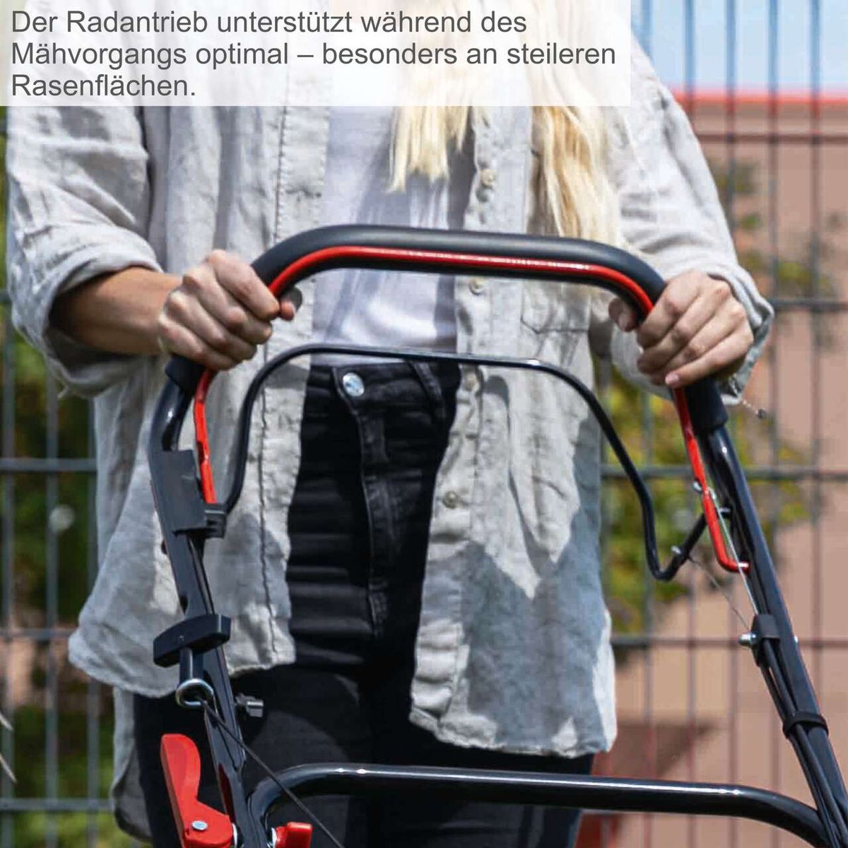 Scheppach-Rasenmäher mit Radantrieb, besonders für steile Rasenflächen optimiert während des Mähenvorgangs