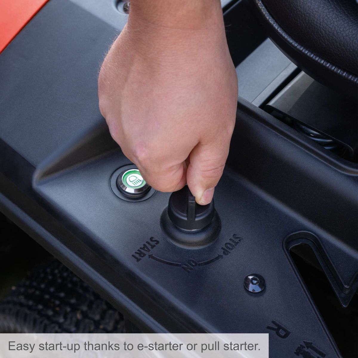 Der Benzin-Aufsitzrasenmäher MR200-61 Scheppach bietet einen einfachen Start dank E-Starter oder Zugstarter. Ideal für eine Rasenfläche von bis zu 2600 m².