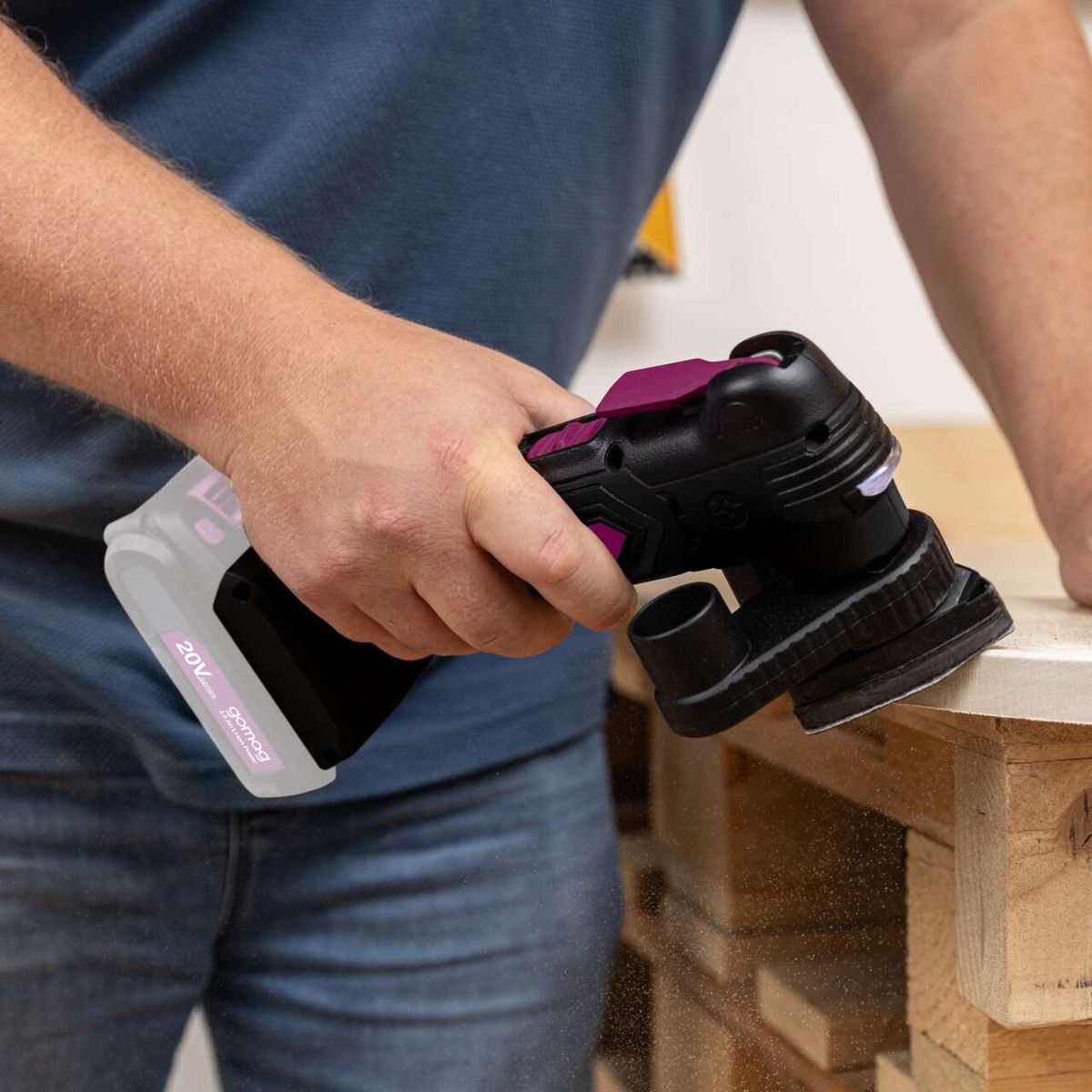 Das Akku-Multifunktionswerkzeug GO-MTL40 gomag von Scheppach verfügt über eine 20V Batterie und ein robustes Design mit praktischen Griffen für präzises Arbeiten.