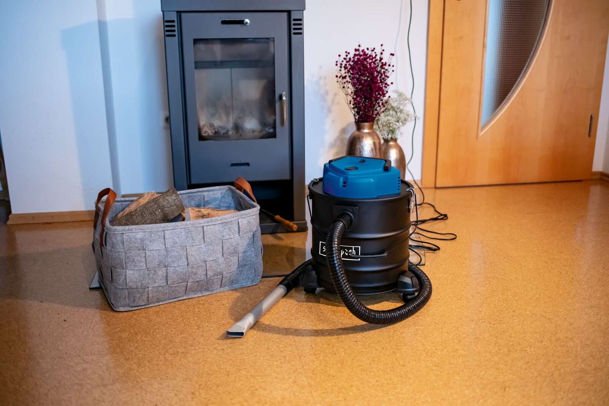 Scheppach-Ashvacuum (AVC20) mit Beutel für Asche und Holzreste sowie Staubsaugerbeutel und Schlauch