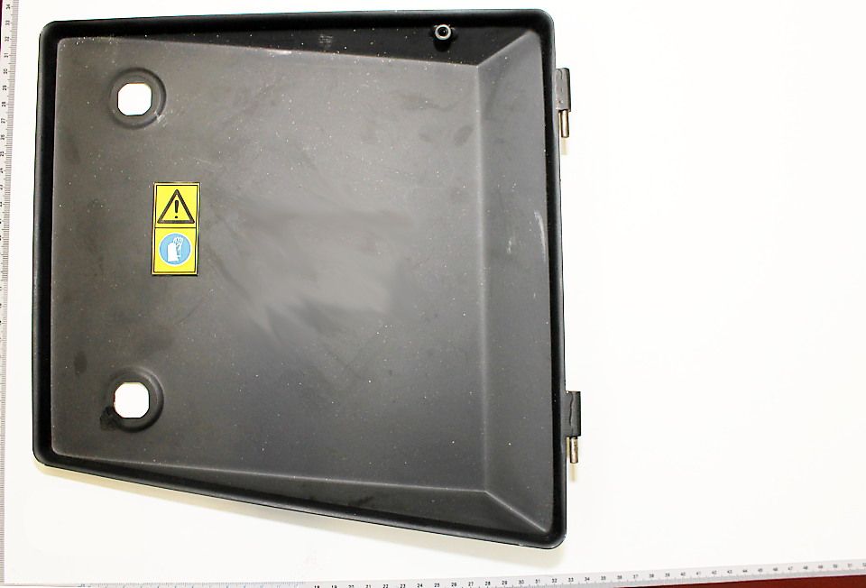 Ein schwarzer Kunststoffdeckel mit zwei Löchern und einem Warnsymbol. Der Deckel ist von oben fotografiert worden.