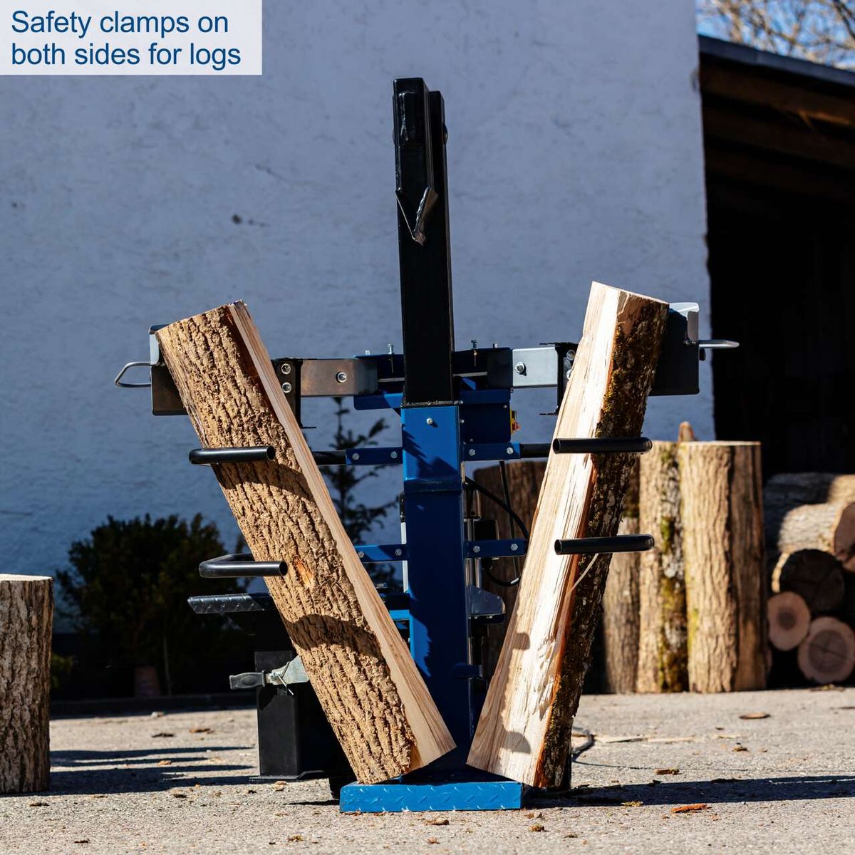 Log splitter with safety clamps on both sides for secure log positioning