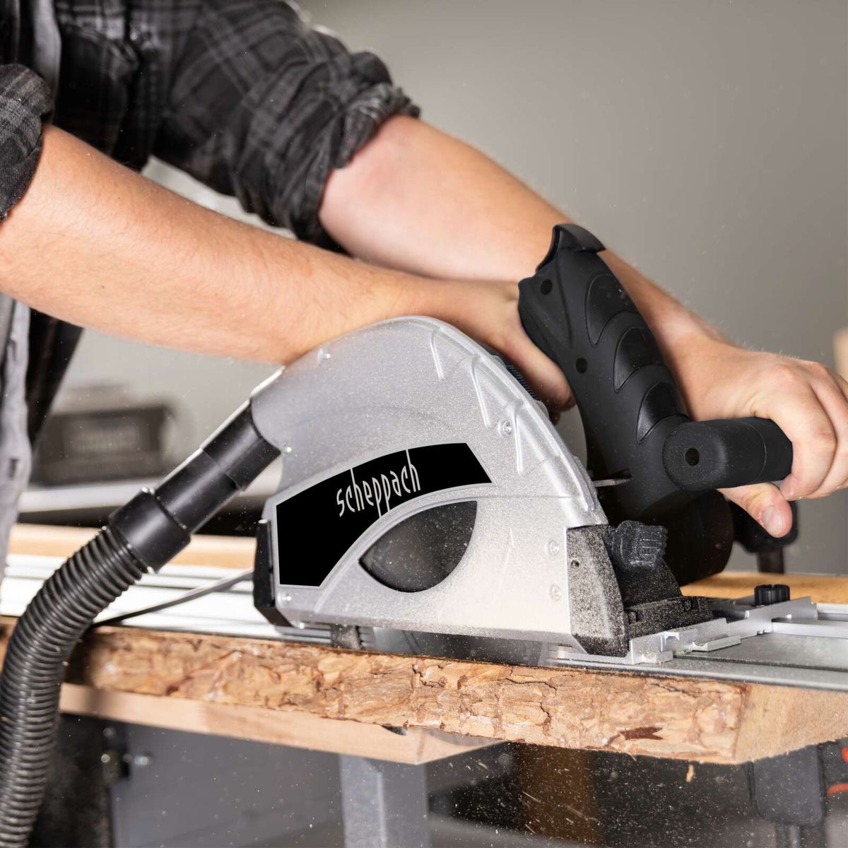 Scheppach Tauchsäge mit 2x700-mm-Führungsschiene, 24-Zoll-Sägeblatt, 1200-Watt-Leistung, Detailansicht mit Führungssystem und Arbeitsplatte