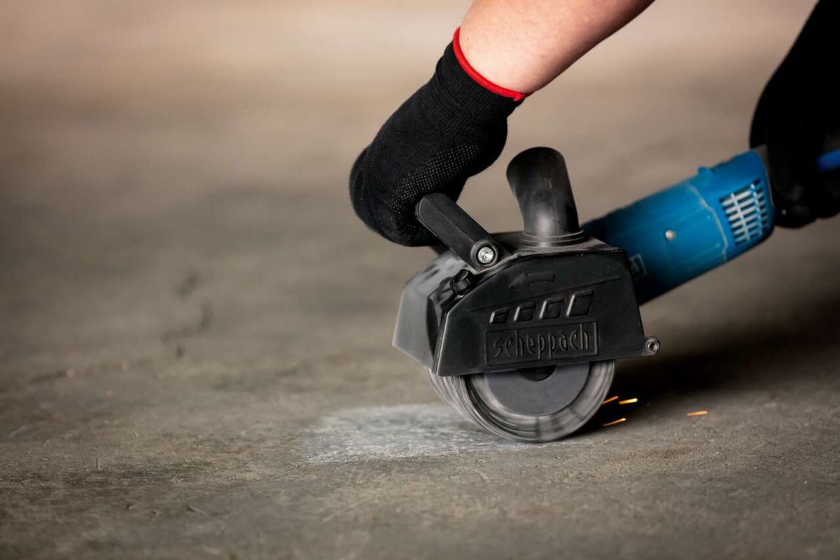 Scheppach-Metallbürste mit rot-schwarzem Griff, bei der ein Drahtbürstenkopf auf einer Maschine befestigt wird