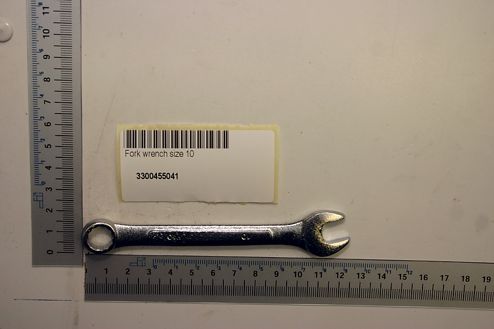 Ein Ring-Gabelschlüssel SW10 von Scheppach, Artikelnummer 3300455041, liegt auf einem weißen Hintergrund. Der Schlüssel ist von der Seite zu sehen.