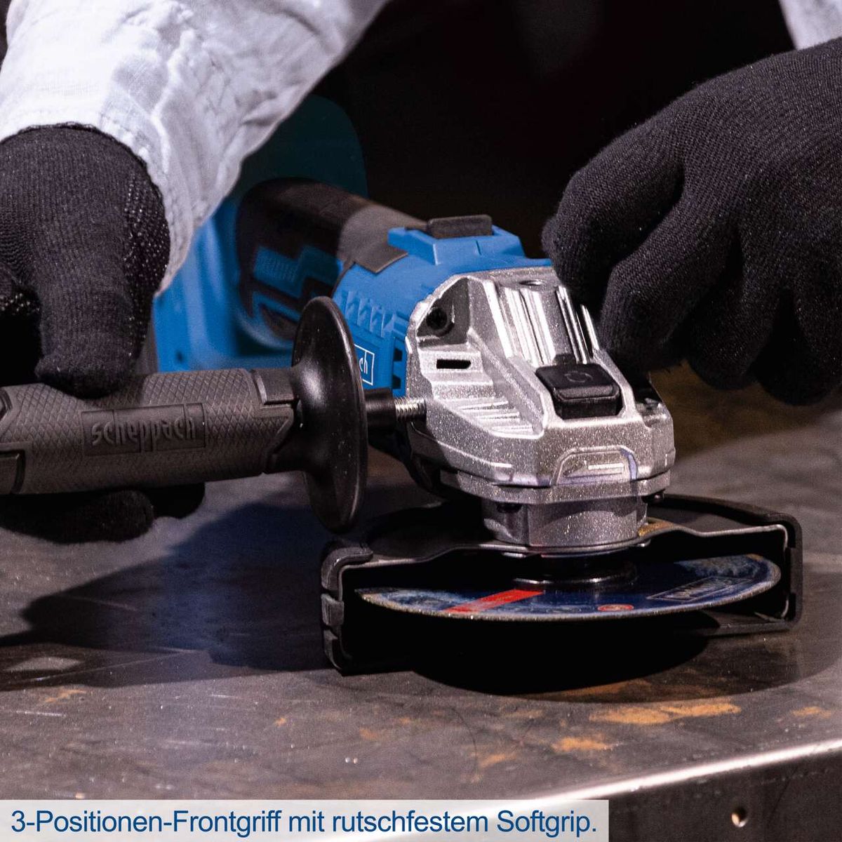 Der Akku-Winkelschleifer C-AG125-X von Scheppach verfügt über einen 3-Positionen-Frontgriff mit rutschfestem Softgrip für bessere Handhabung und Kontrolle.
