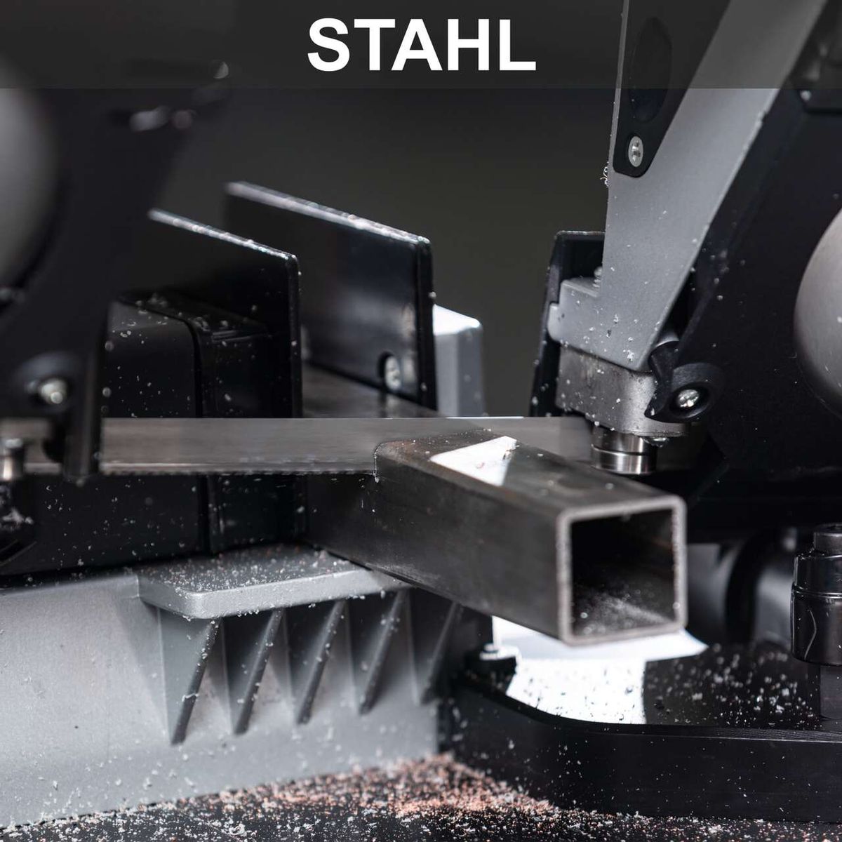 Metallbandsäge mit Arbeitsbett und LED-Beleuchtung, Detailansicht der Schneideeinrichtung