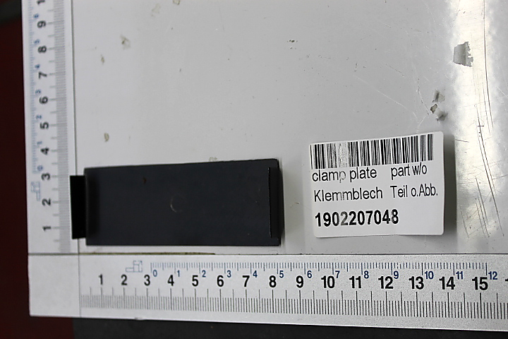 Klemmblech (Teilnummer 1902207048) mit Beschriftung und Barcode für Scheppach-Produkte