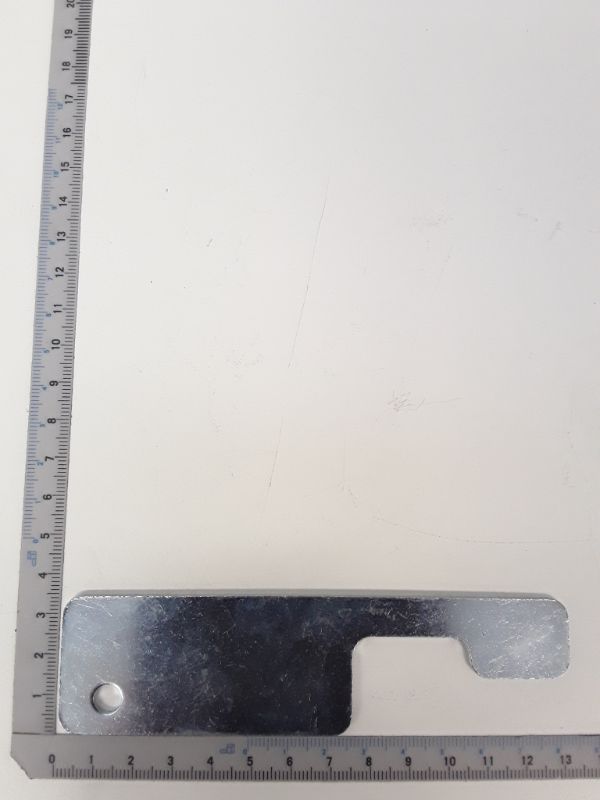 Ein Blech von Scheppach, gezeigt von der Seite mit einem Lineal zur Größenveranschaulichung.