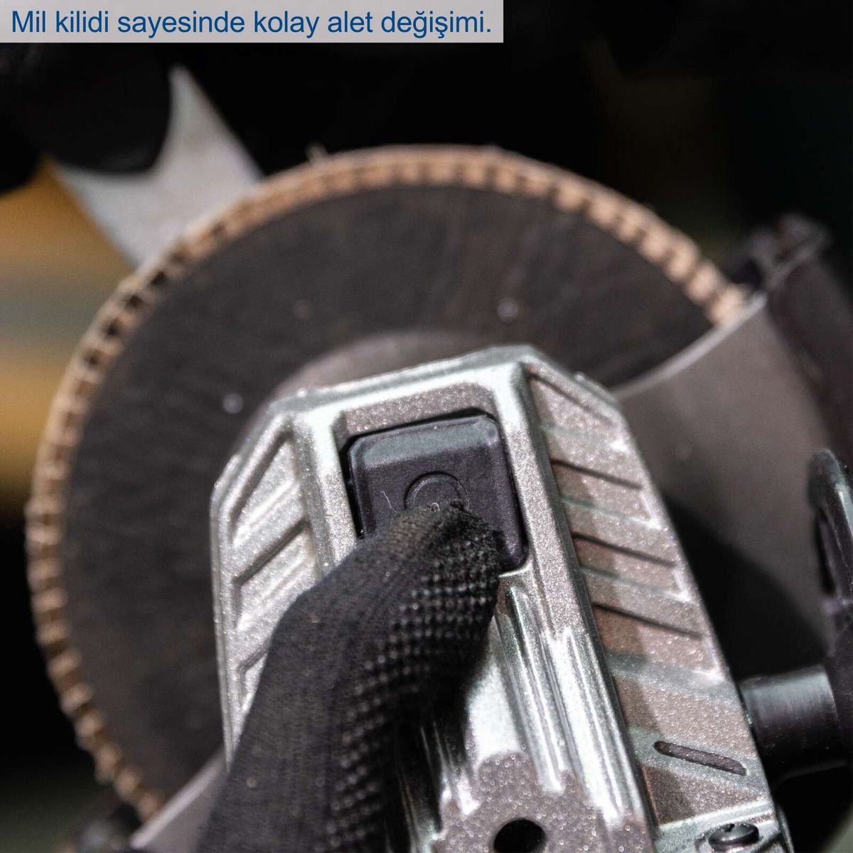 Der Akku-Winkelschleifer BC-AG125-X von Scheppach bietet eine einfache Werkzeugwechsel-Funktion direkt unter dem Milchkilid. Ideal für effizientes Arbeiten.